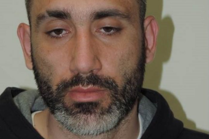 Ilustračný obrázok k článku Pozor, väzeň na úteku! Zdrhol rovno spred budovy súdu s putami na rukách