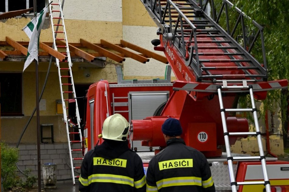 Ilustračný obrázok k článku Hasiči v pohotovosti: V obci neďaleko Bystrice horí rodinný dom