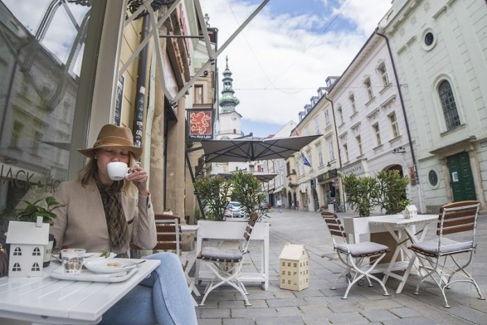 Ilustračný obrázok k článku Na terasách si posedí menej ľudí. Mesto chce prevádzkam pomôcť