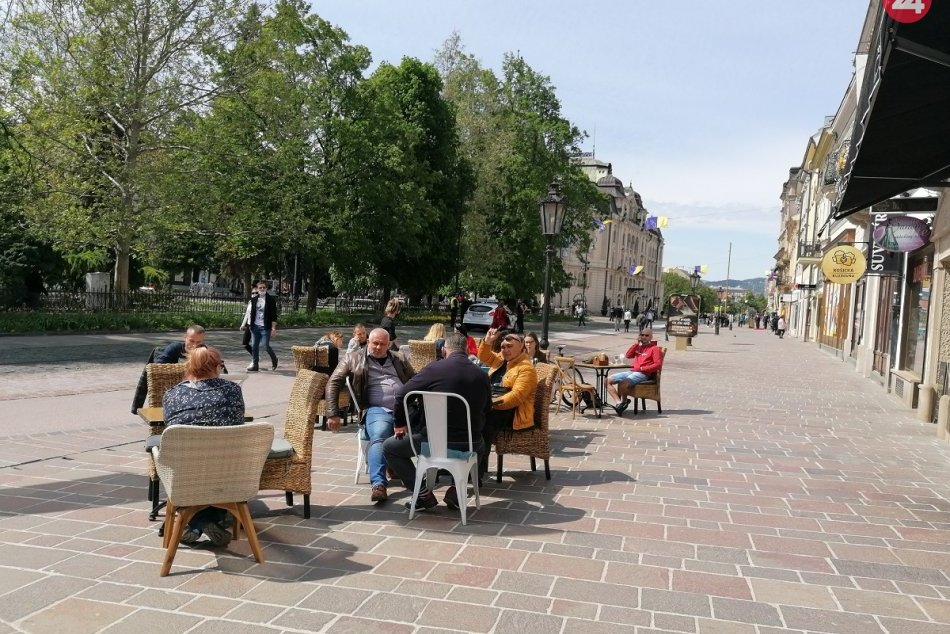 Ilustračný obrázok k článku V OBRAZOCH: Letné terasy sú otvorené a prevádzkovatelia za ne nebudú musieť platiť