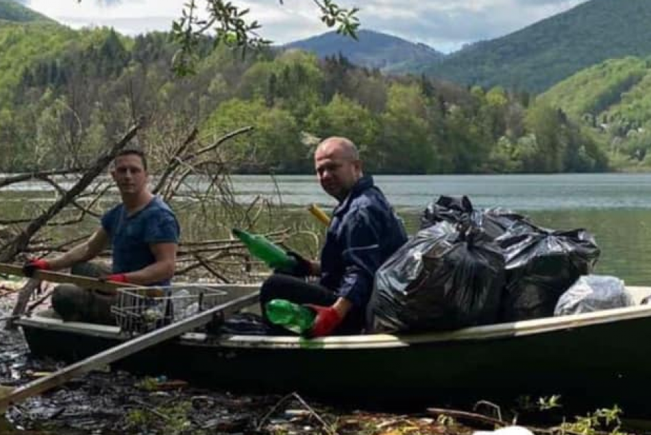 Ilustračný obrázok k článku Dobrovoľníci a vodohospodári opäť čistia Ružín, FOTO