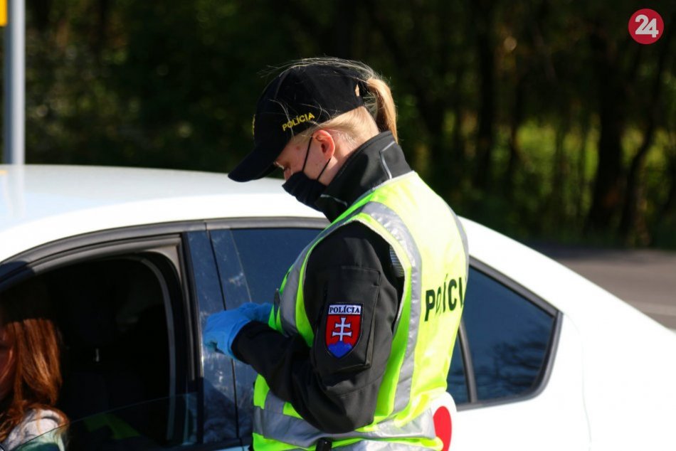 Ilustračný obrázok k článku Odmietol si nasadiť rúško, dostal pokutu 1000 eur. Polícia sa s hlupákmi nebabre