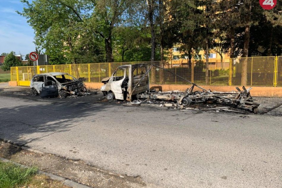 Ilustračný obrázok k článku Divoká noc v Zámkoch: Na ulici zhoreli dve autá