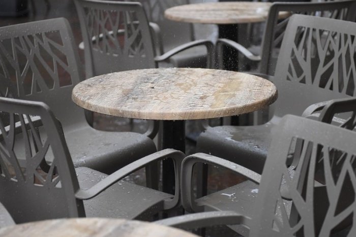 Ilustračný obrázok k článku Zúfalstvo núti našich krčmárov VYNÁJSŤ SA: Kto "nevybabre" so systémom, neprežije!