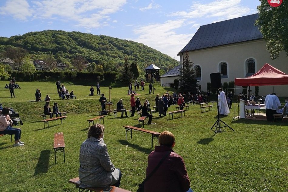 Ilustračný obrázok k článku KURIOZITA DŇA: Farár v záhradnom altánku, veriaci na ihrisku