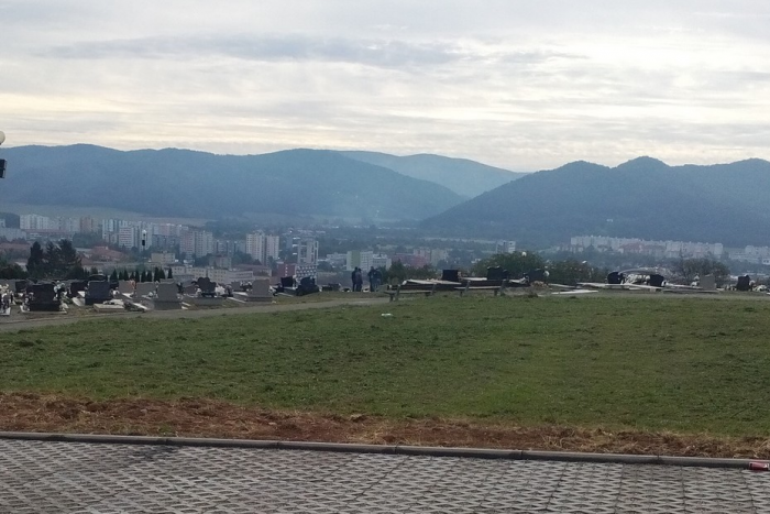 Ilustračný obrázok k článku Rozšírením cintorína vznikne vyše 800 hrobových miest: Pribudnú chodníky aj osvetlenie