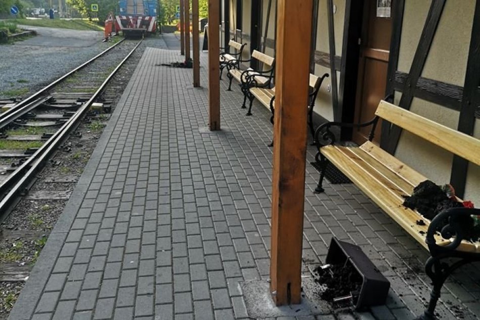Ilustračný obrázok k článku Vandali vyčíňali na Detskej železnici! Zničili kvety, demolovali značky, FOTO + VIDEO