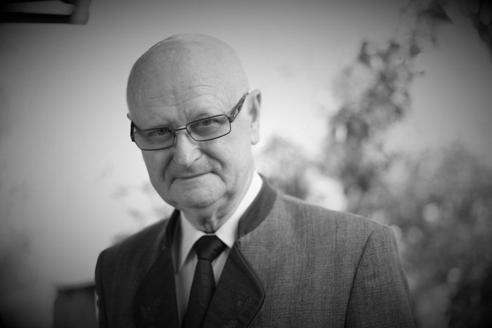 Ilustračný obrázok k článku Veľká strata pre mesto pod Zoborom: Zomrel profesor Imrich Točka