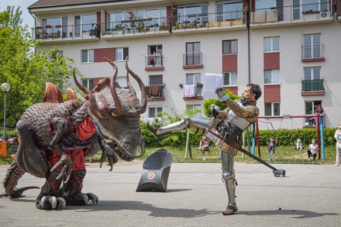 Ilustračný obrázok k článku VIDEO: Divadlá zatvorili, herci si však poradia. Juraj Kemka zápasil s drakom pod oknami panelákov