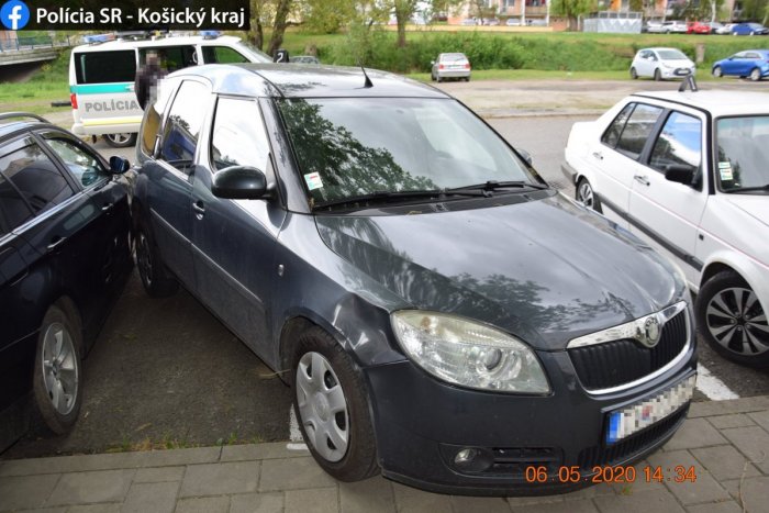 Ilustračný obrázok k článku Nehoda pred bytovkou: Mladík poškodil zaparkované autá, nafúkal takmer 2,5 promile