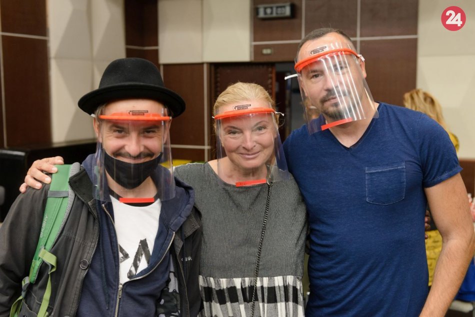 Ilustračný obrázok k článku Herci DAB skúšali cez internet: Teraz hrajú s ochrannými štítmi, FOTO