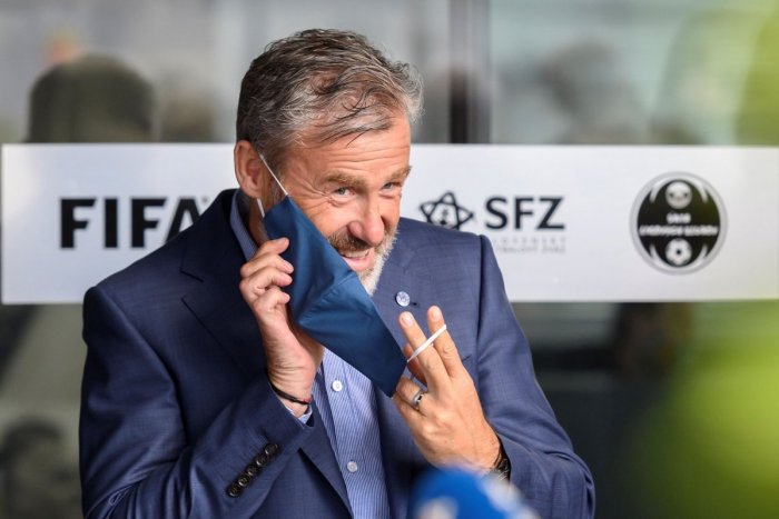 Ilustračný obrázok k článku Kouč futbalistov Slovenska dorazil z Česka a hlási: UPRATAL som garáž, ale poďme už HRAŤ!