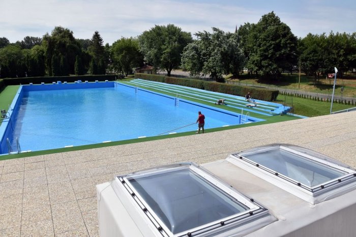 Ilustračný obrázok k článku Opäť o čosi lákavejšie: Letné kúpalisko v Trebišove obohatili viaceré novinky