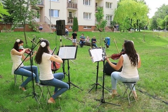 Ilustračný obrázok k článku VIDEO: Počas pandémie zaznela medzi panelákmi symfónia