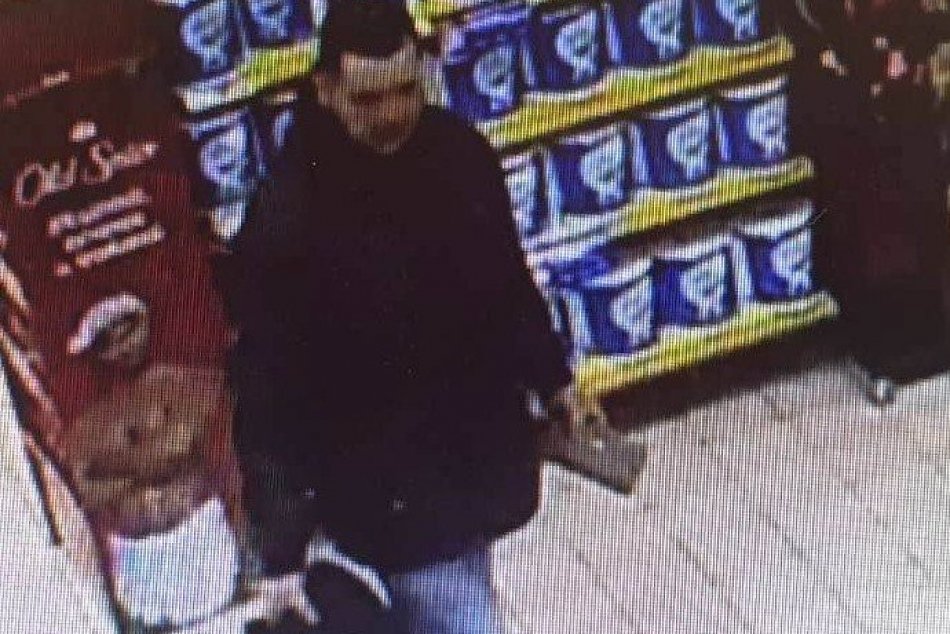 Ilustračný obrázok k článku Prievidzskí policajti pátrajú: Poznáte muža na FOTO?