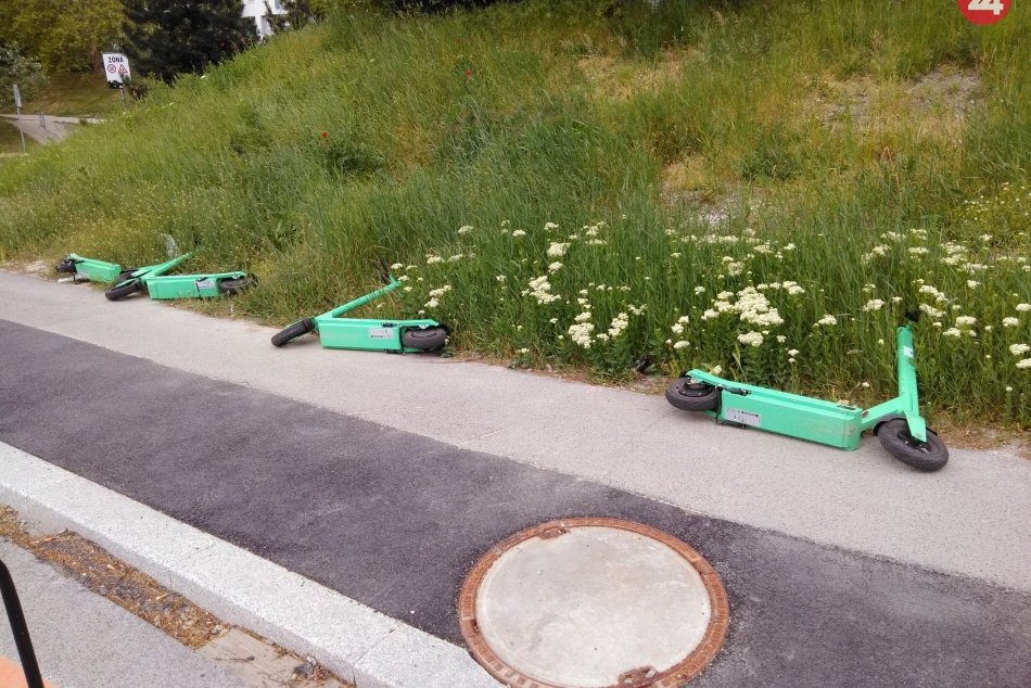 Ilustračný obrázok k článku Bratislavčania zúria: Kolobežky stoja v strede chodníkov, iné sú pohodené v tráve