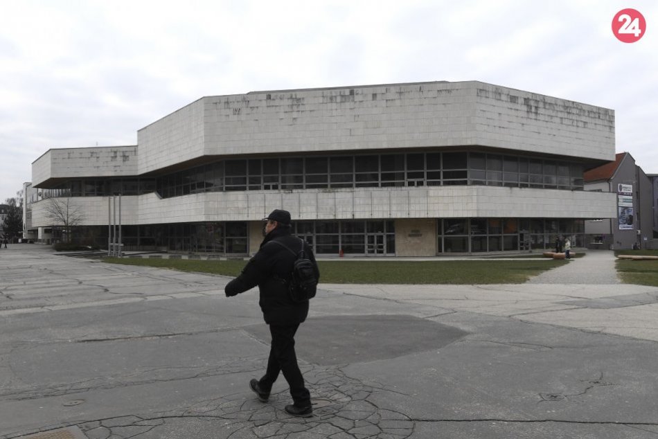 Ilustračný obrázok k článku Život Trenčanov by mal byť pestrejší: Posádkový klub čakajú lepšie časy