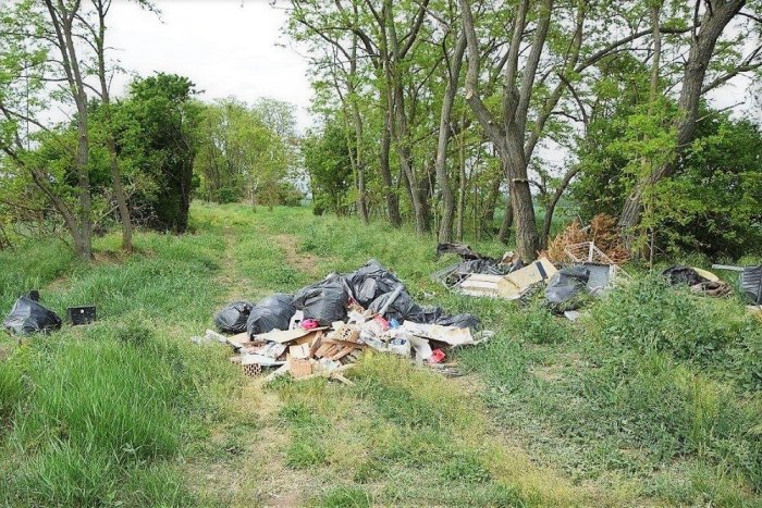 Ilustračný obrázok k článku Pri Hrnčiarovciach vyhodili plnú dodávku odpadu! Policajtom neušli, GALÉRIA