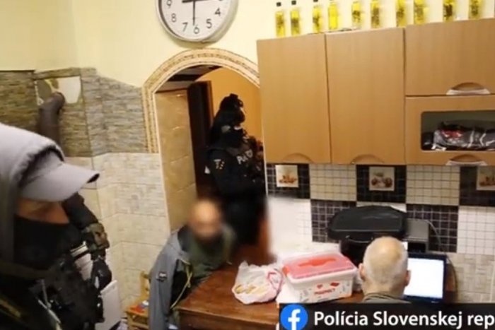 Ilustračný obrázok k článku OTRASNÝ TEROR na Slovensku: Mladíci mali zbraň pri hlave, museli kradnúť a jesť konské mäso