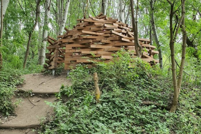 Ilustračný obrázok k článku Kúsok od Bratislavy nájdete nádhernú zelenú oázu. Prejdite si náučný chodník Na dobrej stope