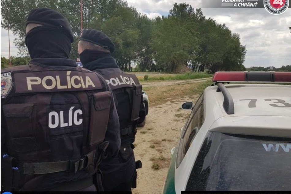 Ilustračný obrázok k článku Špekulanti sa pokúšajú prekročiť hranice cez bočné cestičky. Polícia preto posilnila hliadky
