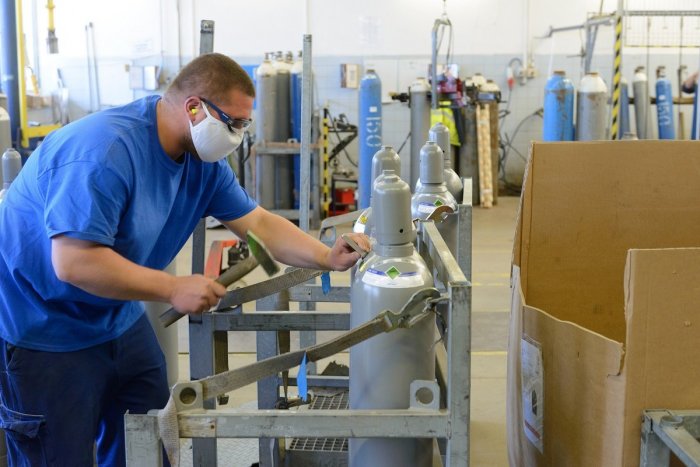 Ilustračný obrázok k článku OČKOVANÝCH mRNA vakcínami NEBERIEME, hlási ponuka práce: Ako to okomentoval konateľ firmy?