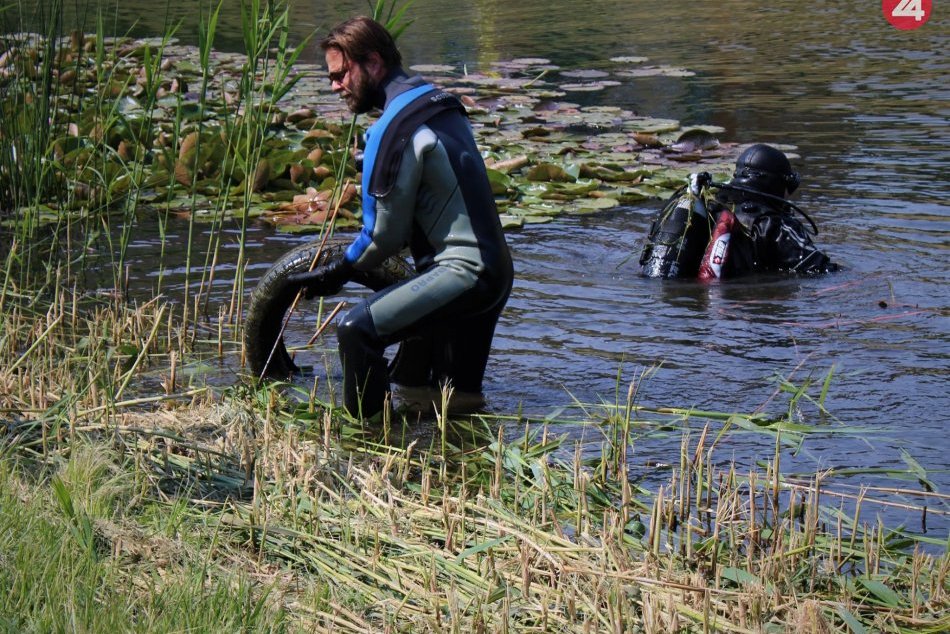 Ilustračný obrázok k článku Smetisko pod hladinou: Z Chorvátskeho ramena vylovili koše, pneumatiky aj hokejovú bránku