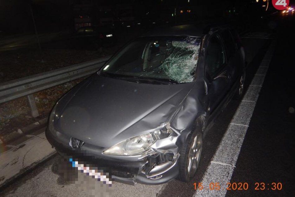 Ilustračný obrázok k článku Tragická dopravná nehoda: Na R1 vyhasli dva mladé životy chodcov, FOTO