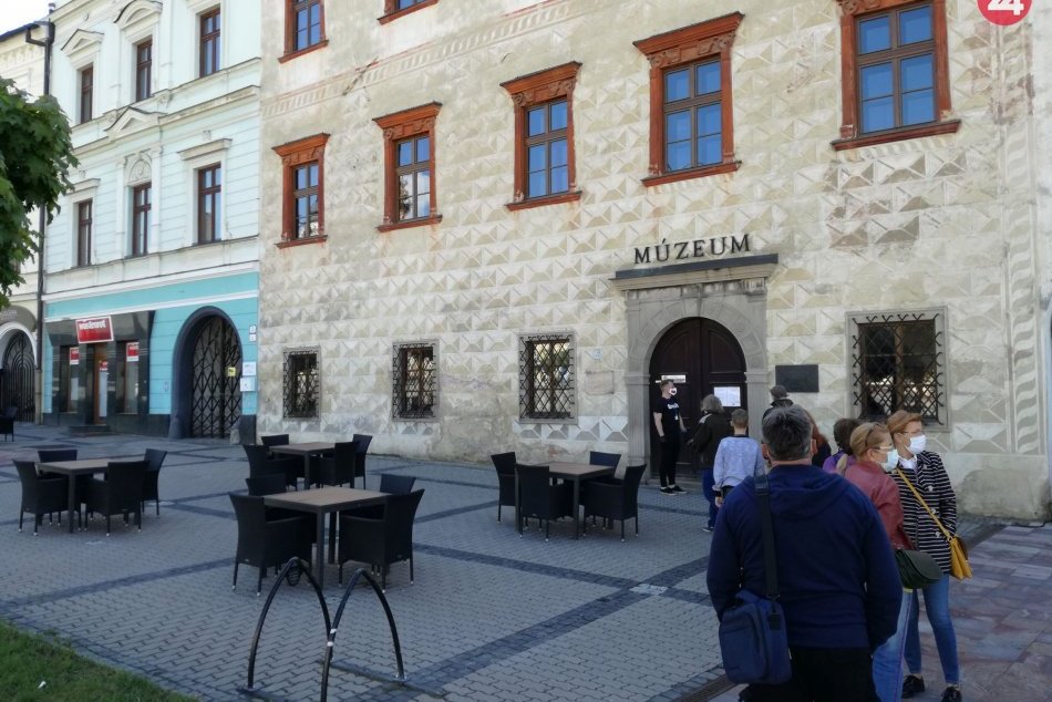 Ilustračný obrázok k článku Enormný záujem o špeciálnu eurobankovku: Bystričania pred múzeom aj stanovali, FOTO
