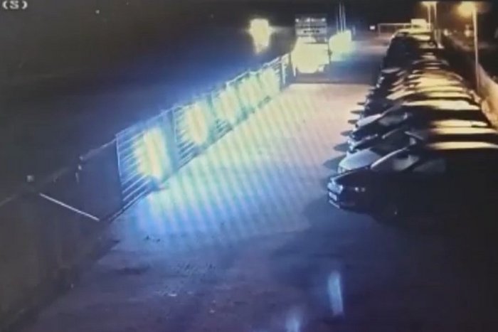 Ilustračný obrázok k článku Opitý Trnavčan vletel Fabiou do autobazáru, poničil čo sa dalo!, VIDEO