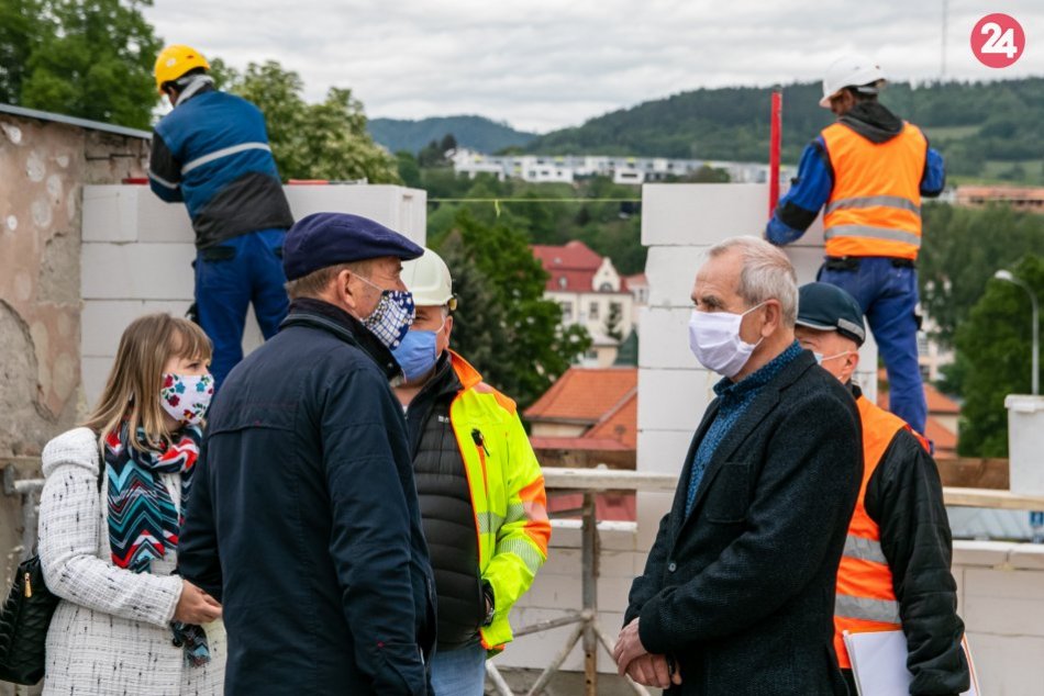 Ilustračný obrázok k článku Domov sociálnych služieb v Bystrici sa dočkal obnovy: Na stavbu zavítal aj Lunter, FOTO