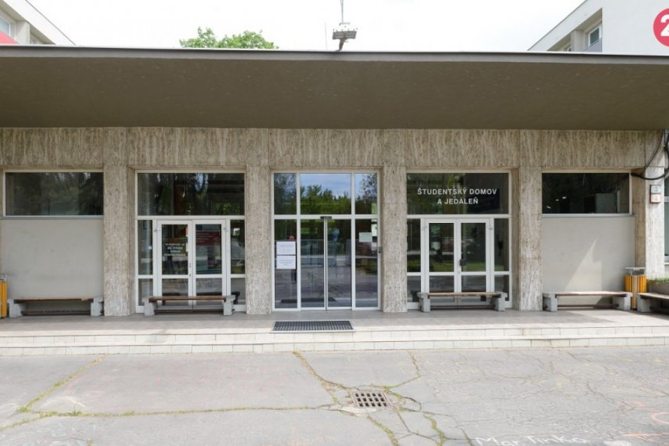 Ilustračný obrázok k článku Repatriantov v ňom už nenájdete: Internát Zobor už nie je karanténnym zariadením