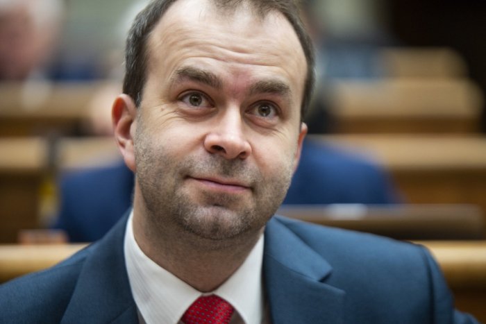 Ilustračný obrázok k článku Dobehla ho náklonnosť k extrémistom?! Poslanec Podmanický opúšťa Smer-SD