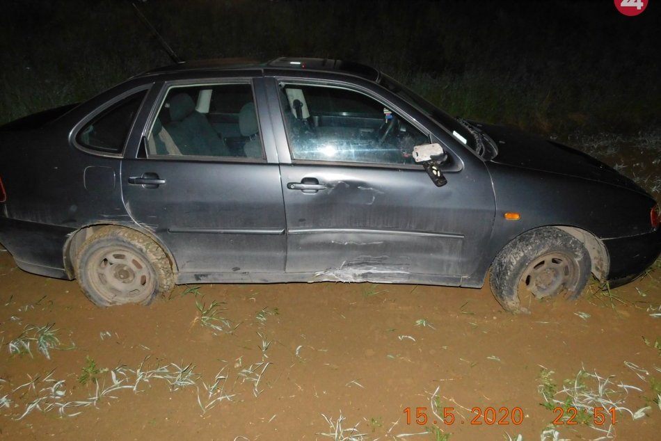 Ilustračný obrázok k článku V Trenčianskych Bohuslaviciach skončilo auto v poli: Polícia žiada o pomoc, FOTO