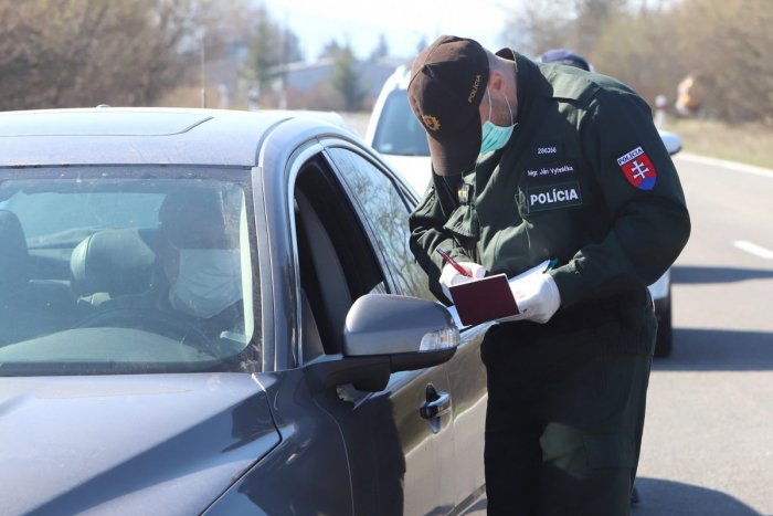 Ilustračný obrázok k článku POZOR na falošného dopraváka v uniforme! Šoférom ukladá fiktívne pokuty