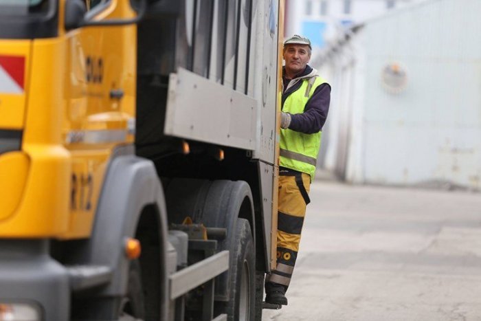 Ilustračný obrázok k článku Dobrá správa pre obyvateľov rodinných domov! Mesto chystá vrecový zber odpadu