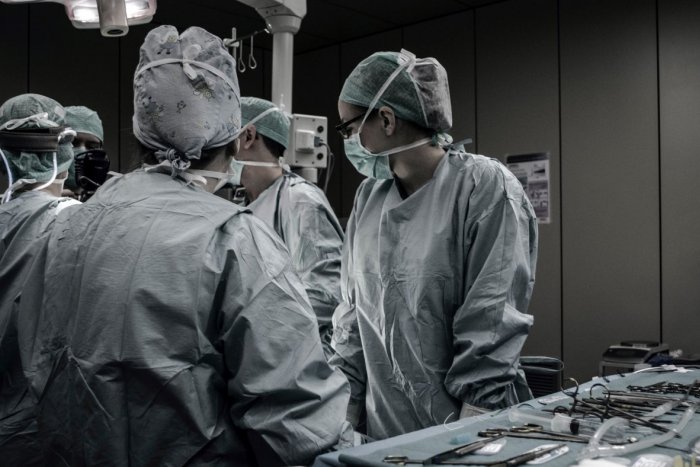 Ilustračný obrázok k článku Veľmi smutná správa: V Trenčíne zomrel muž (†71) nakazený ochorením COVID-19!