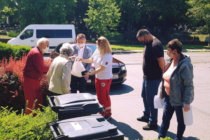 Ilustračný obrázok k článku Tri mesiace obedy zadarmo. Vybrané skupiny ľudí dostanú mimoriadnu korona pomoc