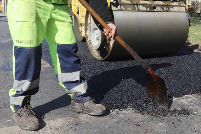 Ilustračný obrázok k článku Práce v uliciach ešte nekončia: Pribudne zámková dlažba a aj nový asfalt