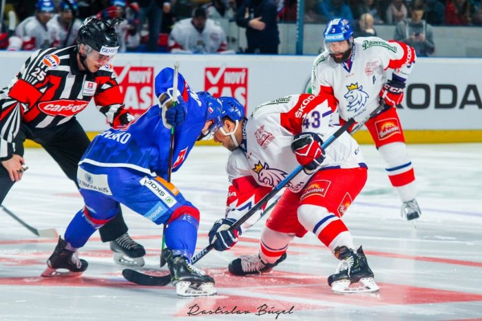 Ilustračný obrázok k článku SVET O SLOVENSKU: Jágr sa naparoval a Golonka ho zotrel