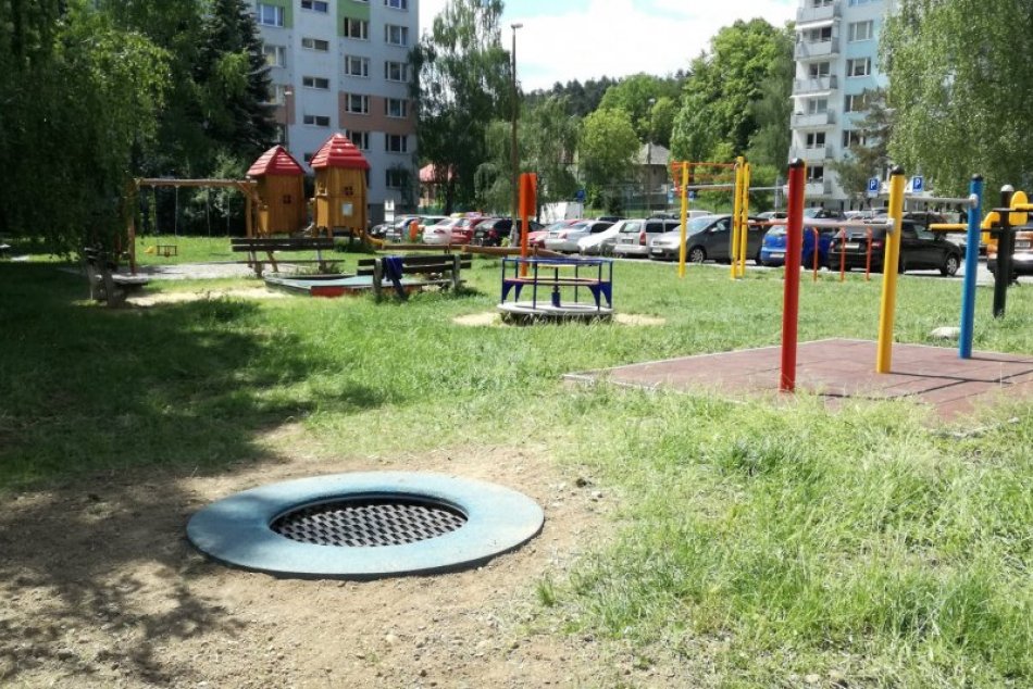 Ilustračný obrázok k článku Nová trampolína aj šachový stôl: Aha, čo pribudlo na bystrických ihriskách, FOTO