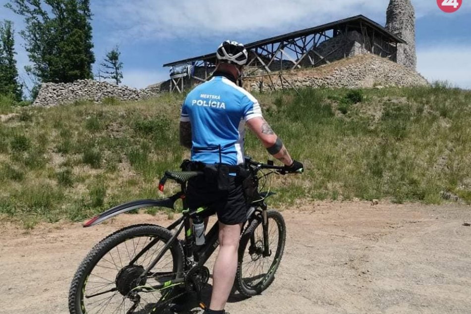 Ilustračný obrázok k článku Autá vymenili za bicykle: Mestskí policajti hliadkovali aj na Pustom hrade, FOTO