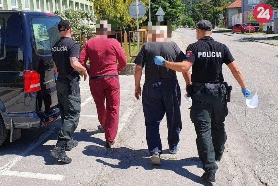 Ilustračný obrázok k článku Muži (66, 65) zaútočili na policajtov: Padli aj vyhrážky smrťou, FOTO