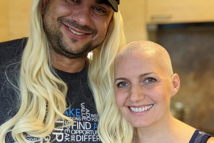 Ilustračný obrázok k článku Moderátorka Paríšková statočne znáša chemoterapiu: S úsmevom sa ostrihala dohola! FOTO