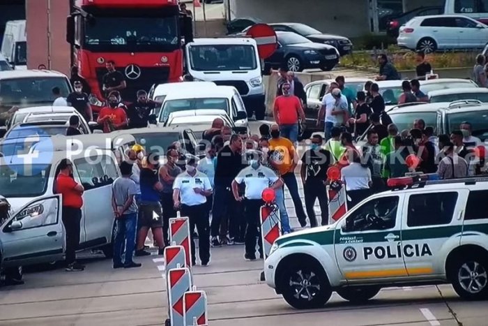 Ilustračný obrázok k článku Na hraničnom priechode pri Bratislave čakali na spustenie aplikácie viacerí repatrianti
