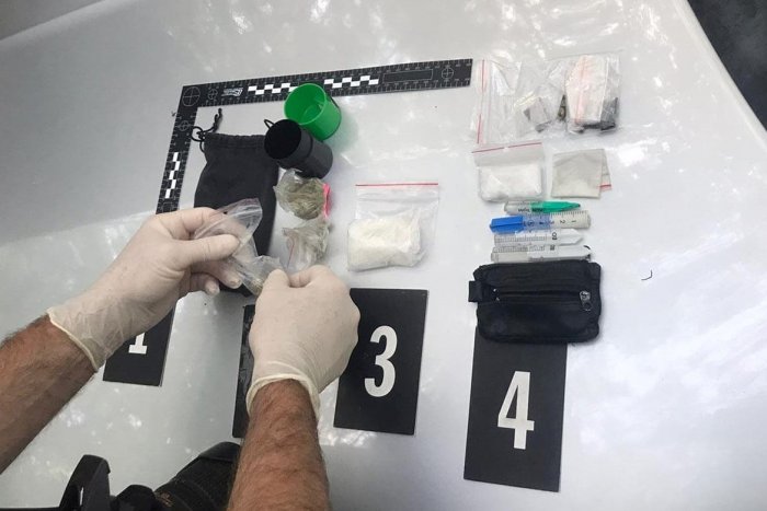 Ilustračný obrázok k článku Polícia zadržala mužov (35, 28): S nimi aj väčšie množstvo drog