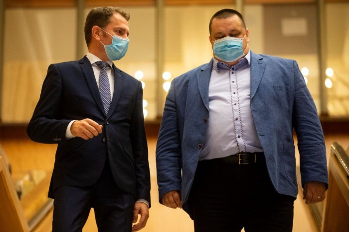 Ilustračný obrázok k článku Matovič na Facebooku zosmiešnil hlavného hygienika! Politológ v šoku, PREHNAL to premiér?