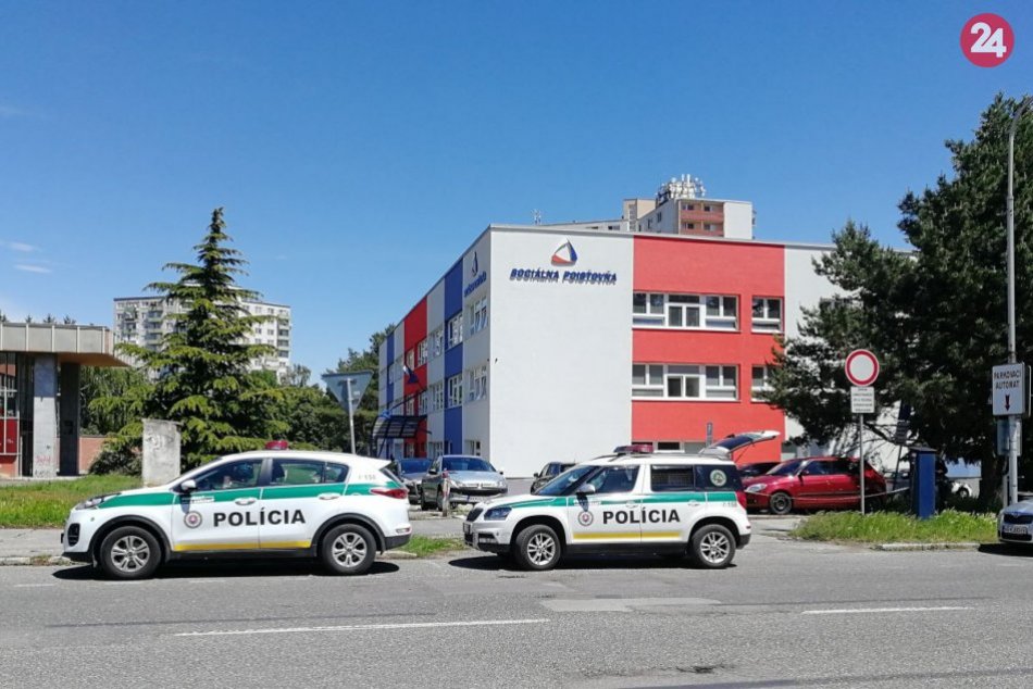 Ilustračný obrázok k článku Bombová hrozba: Polícia uzatvorila cestu  pred Sociálnou poisťovňou, FOTO