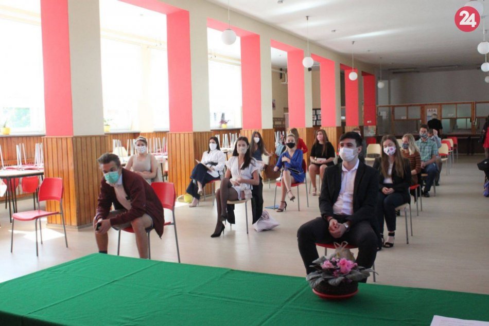 Ilustračný obrázok k článku Netypický maturitný ročník: Takto si mikulášski gymnazisti prevzali vysvedčenia