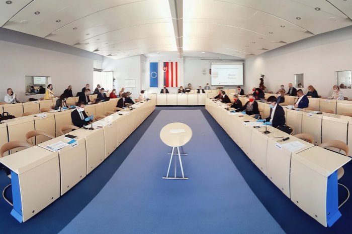 Ilustračný obrázok k článku Ďalšie mestské zastupiteľstvo: Na pretrase parkovanie aj hlavné mesto kultúry